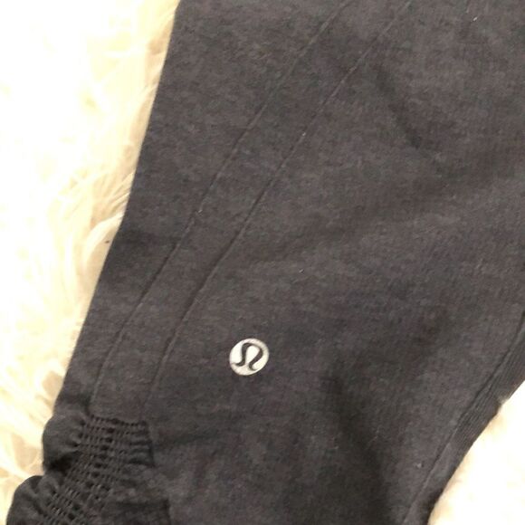 Lululemon heather gray crops size 4 EUC - Picture 2 of 4